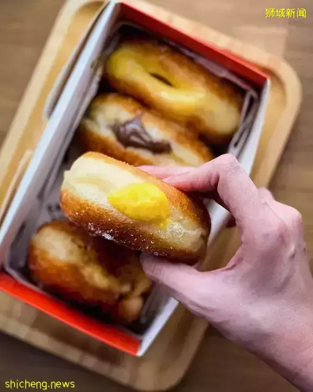 接好糖衣炮弹！盘点新加坡爆浆甜甜圈Bomboloni🍩圆圆鼓鼓外形、内馅满到流心😙 