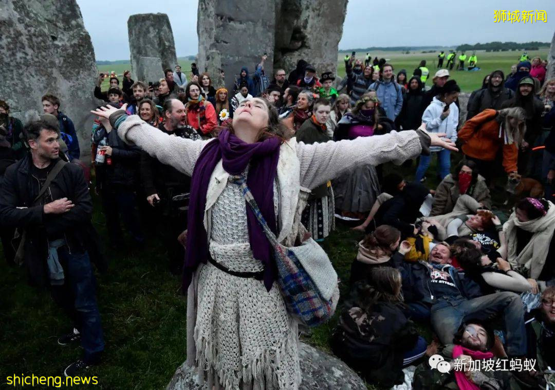 英國民衆硬闖巨石陣歡慶夏至日　新加坡總理夫人：一樣米養百樣人