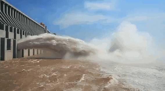 犹如世界末日！实拍新加坡被海啸云“吞没”！暴雨、发大水、树倒