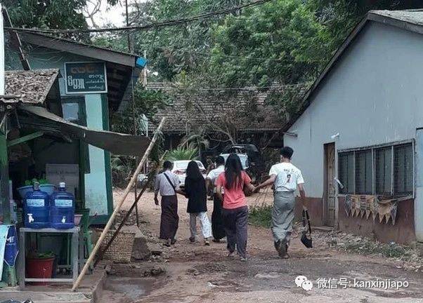 在街头礼貌性回答CNN记者采访，新加坡管理学院大学生在缅甸疑遭军方扣留