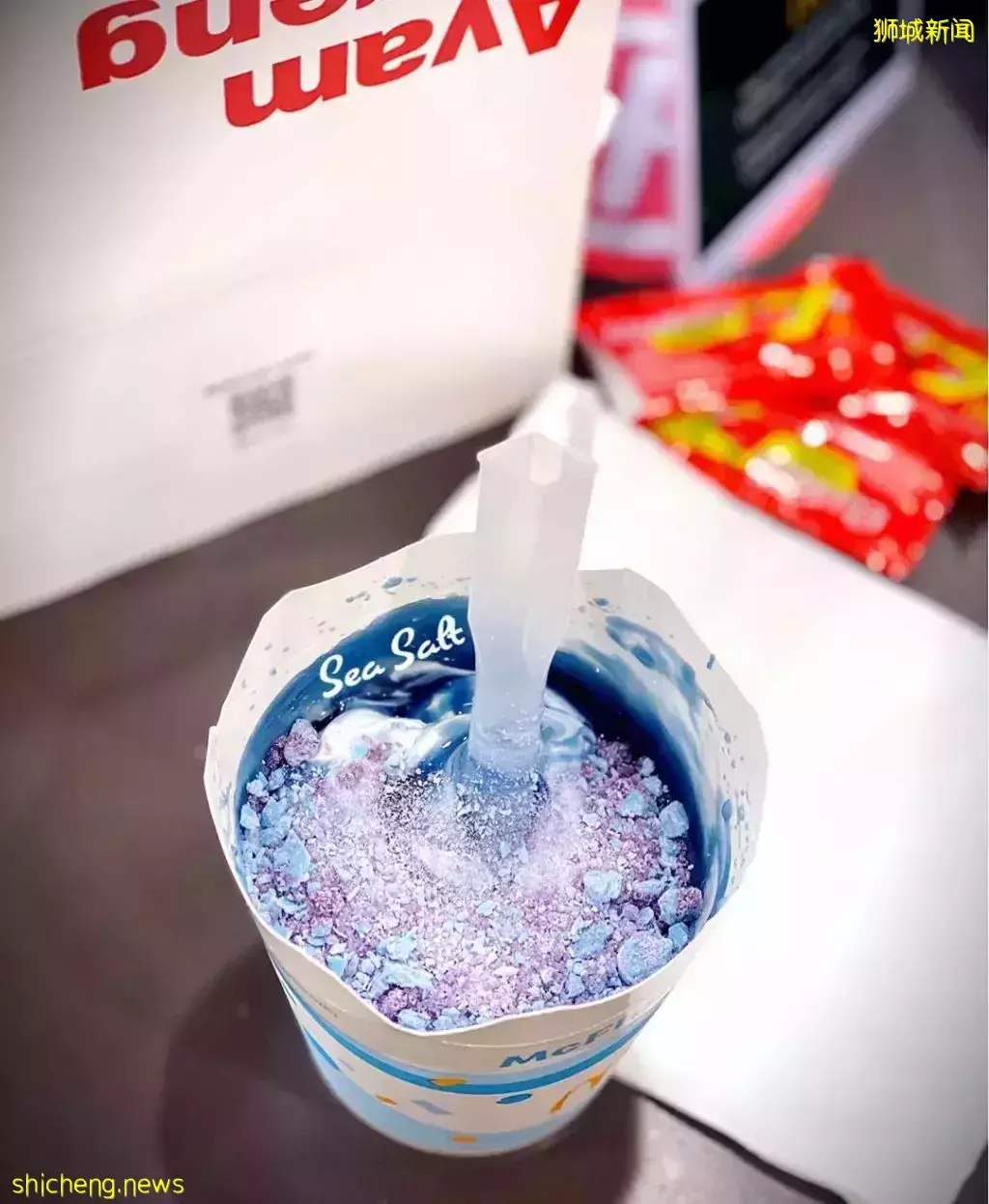 蓝色McFlurry！清新海盐口味颜值超高，仿佛杯子里有一整个宇宙