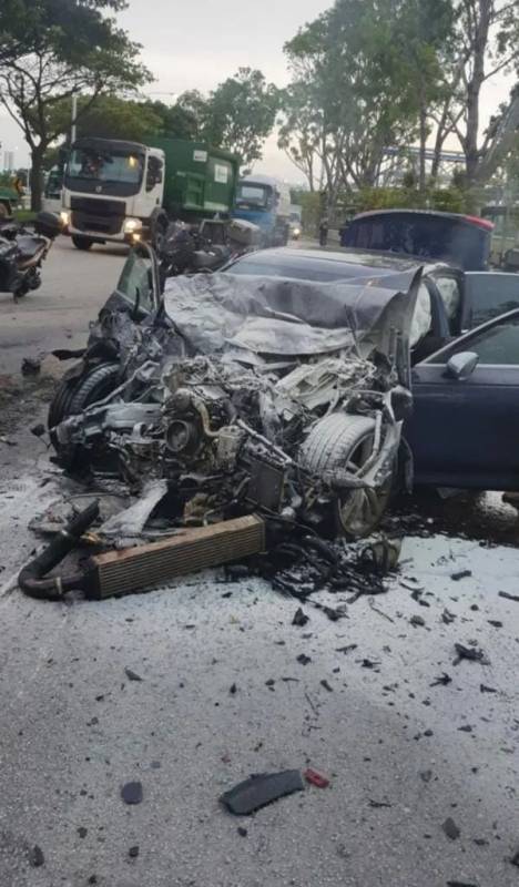 新加坡裕廊恐怖車禍！車頭起火，十幾個客工從翻車大巴中爬出