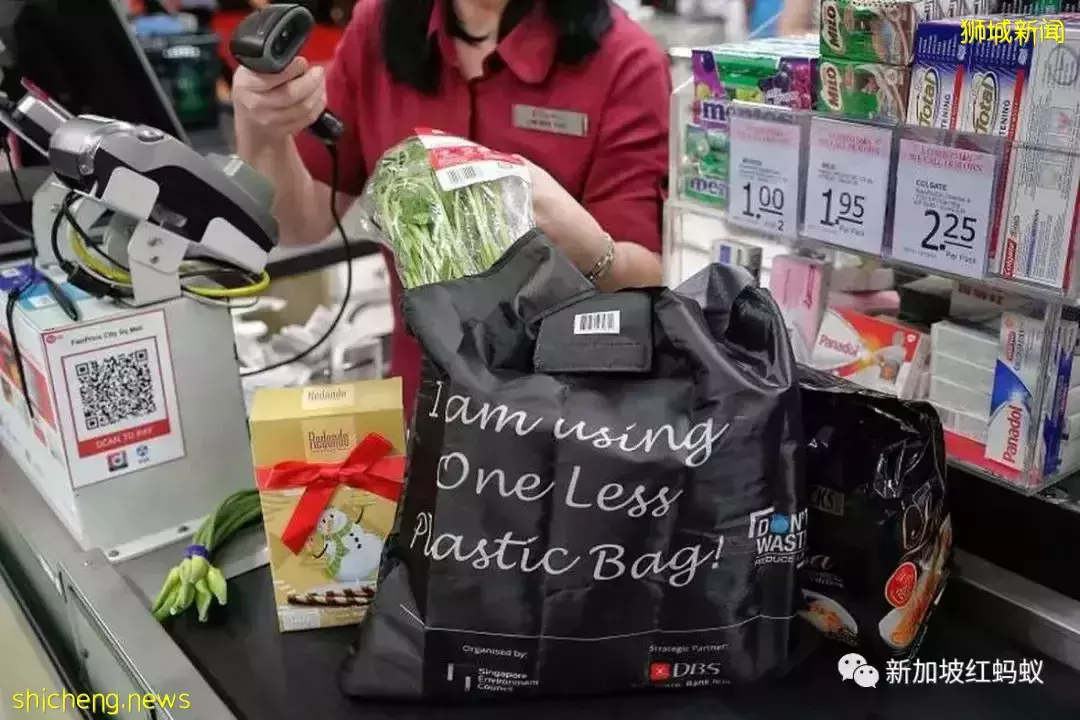 獅城超市塑料袋明年起或征收費用　但改用環保袋並不一定環保