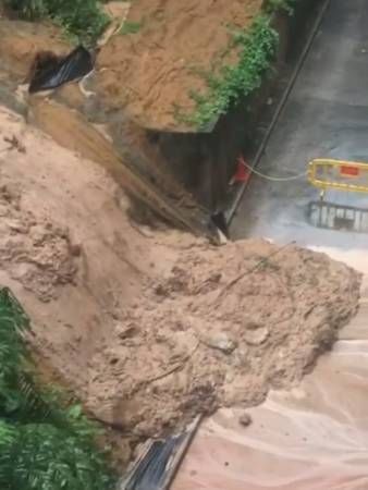 雨水哗啦啦   组屋旁斜坡泥土倾泻   居民好担心