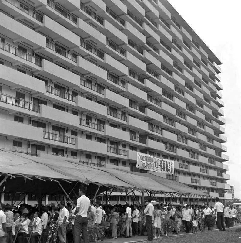 李顯龍發文祝賀！60年全島建組屋，新加坡人到底有多幸福