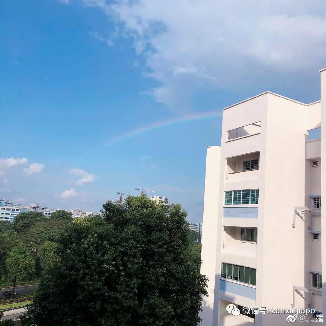 新加坡天空春节现巨大祥瑞彩虹，全岛千万家围观