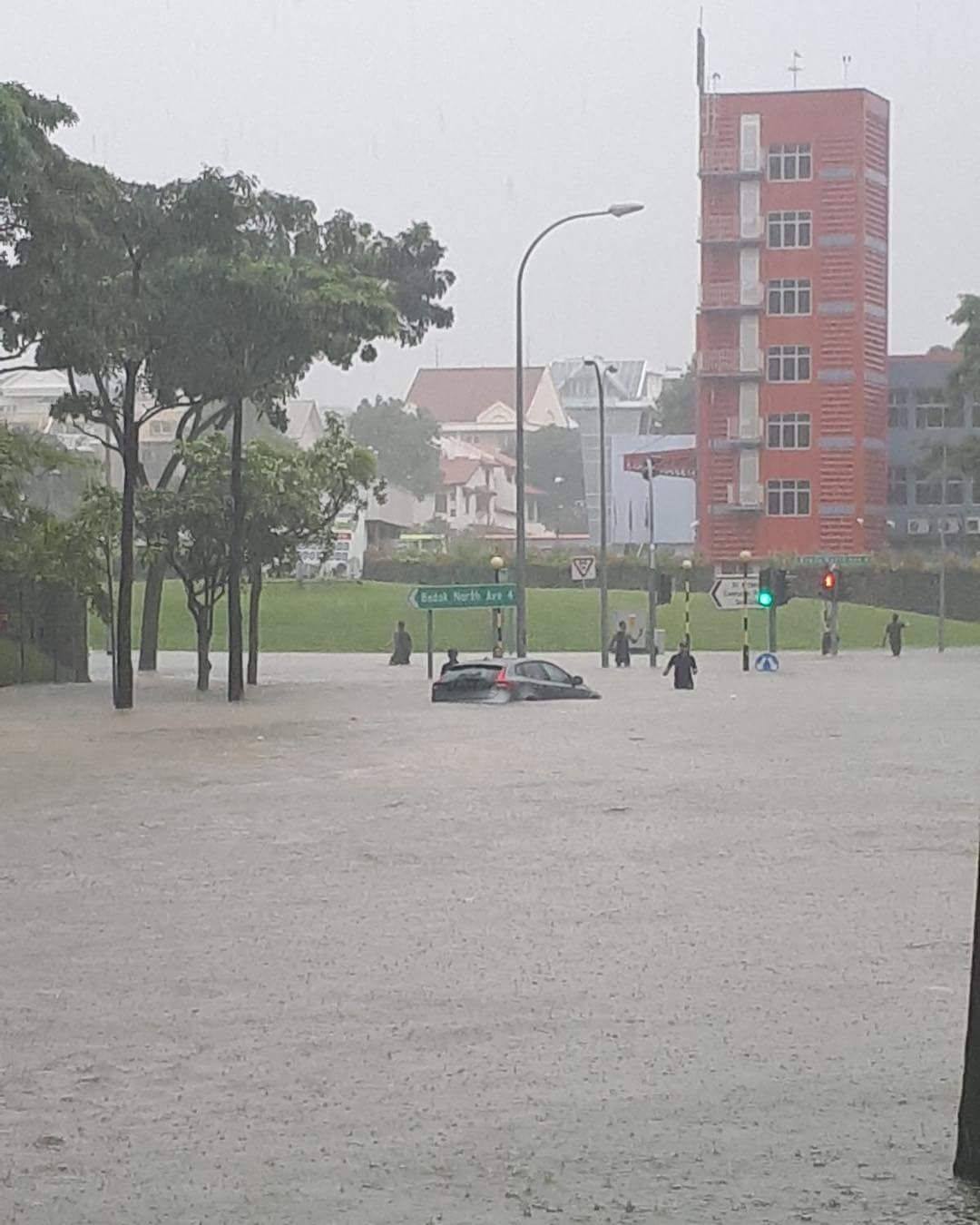 风雨雷齐交加 狮城今早成水乡