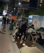 年轻男女当街群殴，惊动警方到场！7男子被捕，2人送院