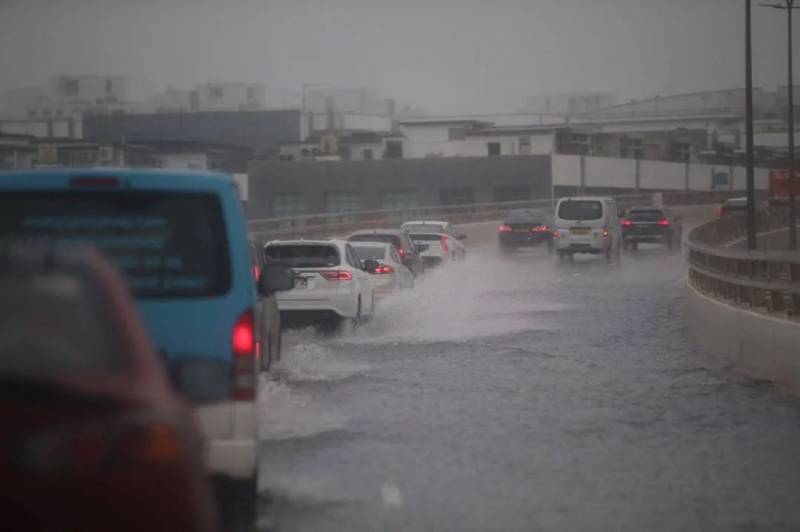 犹如世界末日！实拍新加坡被海啸云“吞没”！暴雨、发大水、树倒