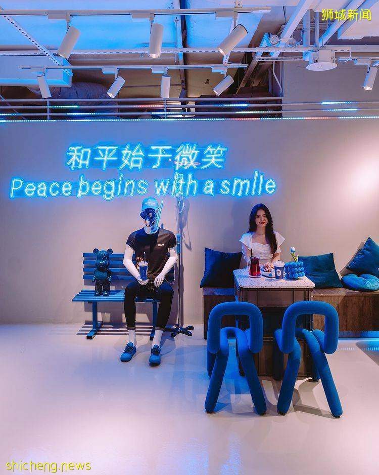 全店高颜值💙Smile Dessert第二间分店走蓝色疗愈风！琳琅满目的甜品，等你来打卡📷 