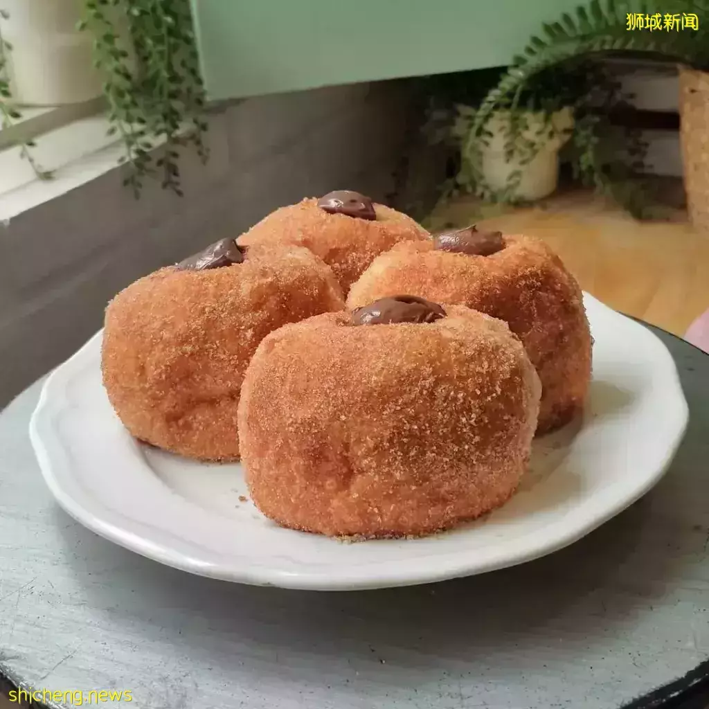 接好糖衣炮弹！盘点新加坡爆浆甜甜圈Bomboloni🍩圆圆鼓鼓外形、内馅满到流心😙 