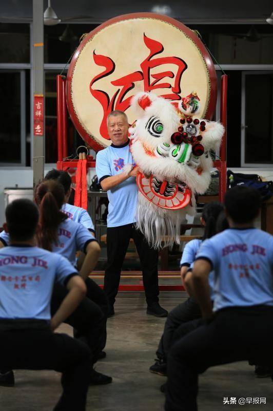 舞狮半世纪 新加坡老师傅老当益壮