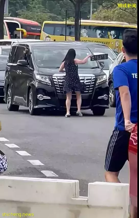 女子關卡拆車牌砸車鏡 馬國警方接獲報案