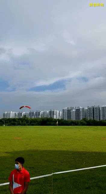 今天開始領取新加坡國慶大禮包 ，實拍組屋區跳傘