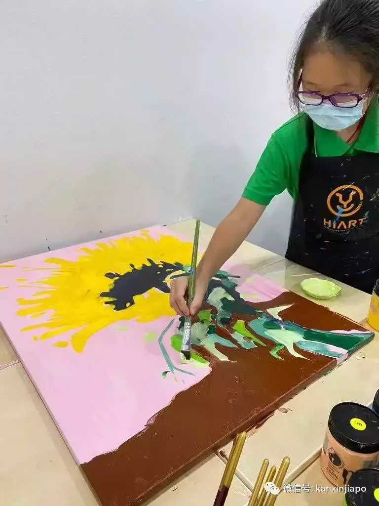 小小姐弟艺术家在新加坡国家级艺术中心开个人画展，背后还有这个的原因