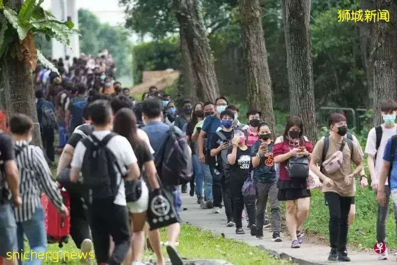 新加坡长周末掀出游热，旅客达疫前八成，巴士票售罄、关卡大排长龙