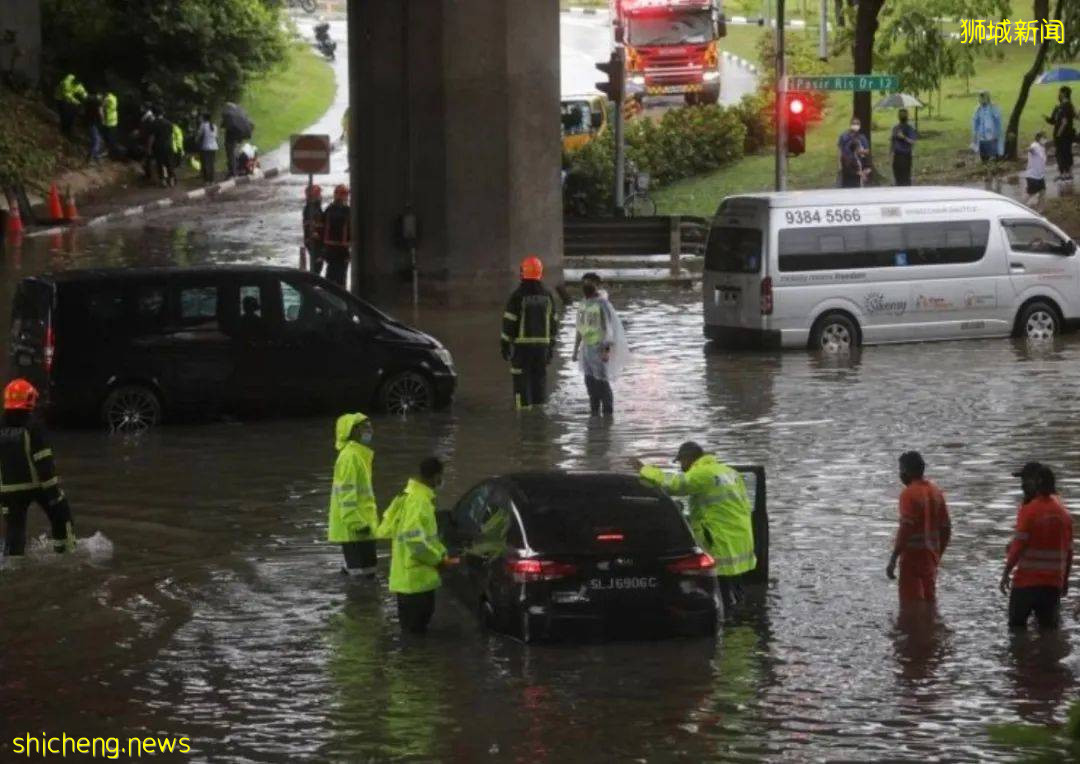 新加坡大暴雨：马路变河、草坡变瀑布！25人被困，1人送医