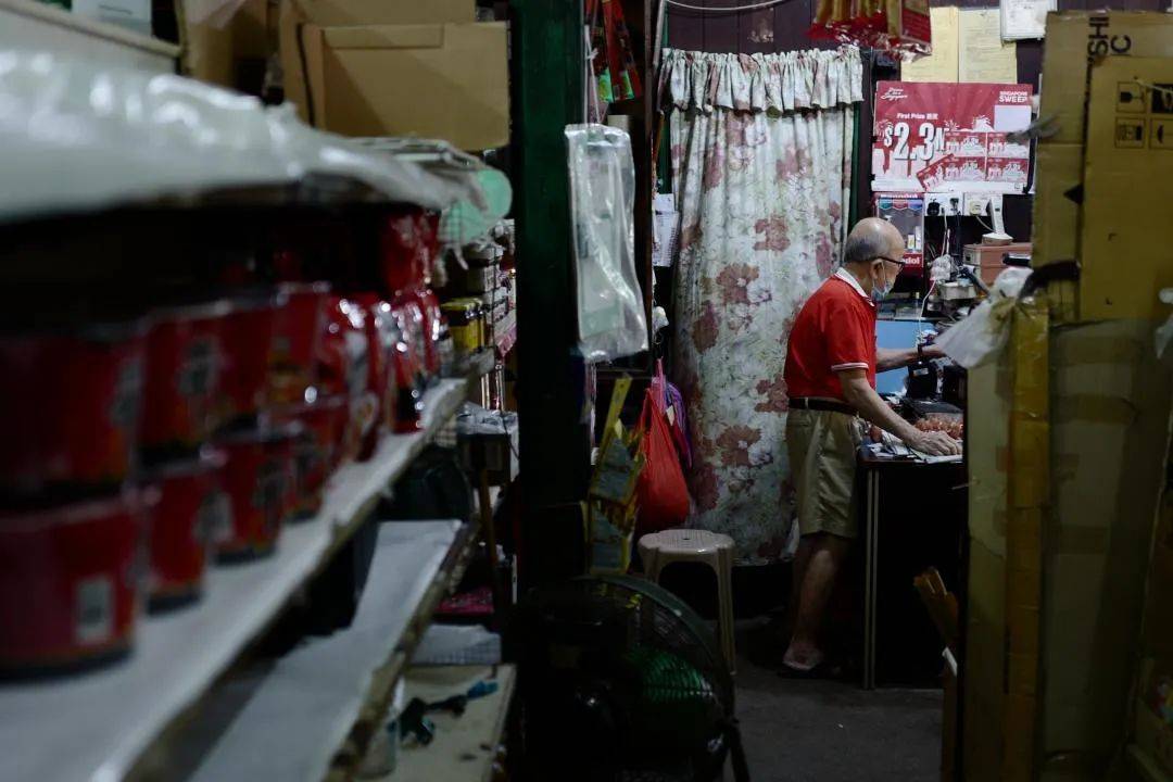 在这些新加坡老店里，时间仿佛静止了，人与人之间隐藏或张扬著细腻的情感