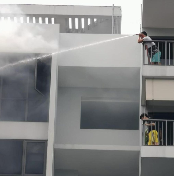 公寓顶楼卧室大火，上下邻居拿出自家“武器”，隔空营救