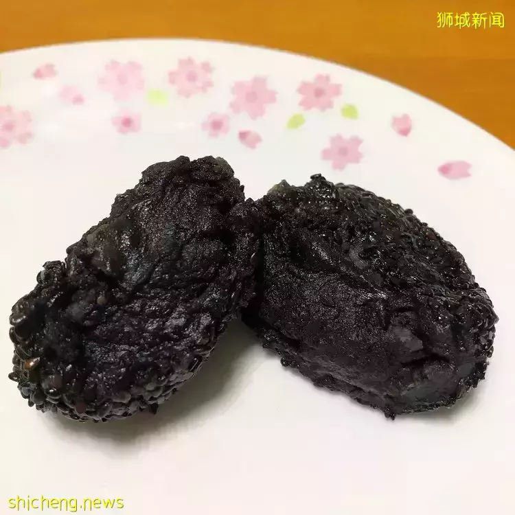 接好这份黑色炸弹！老曾记推出黑芝麻炸弹球😋糯叽叽口感+饱满内馅，每粒$1.70💸 