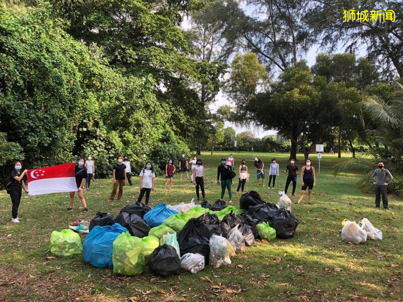 女经理海滩捡垃圾  感召1700人加入