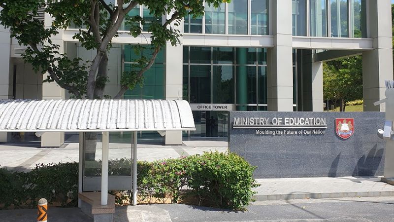 三人在教育部楼外抗议学生性取向受歧视 已被逮捕