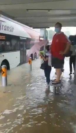 今天，新加坡被大暴雨淹沒了!