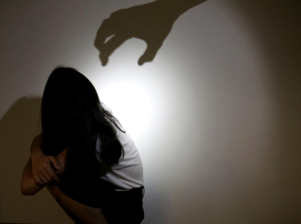 新加坡父親借“性教育”之名性侵女兒5年