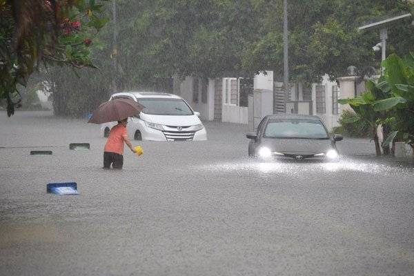 狮城昨午多区水灾  出现巨型积雨云  树倒车抛锚 