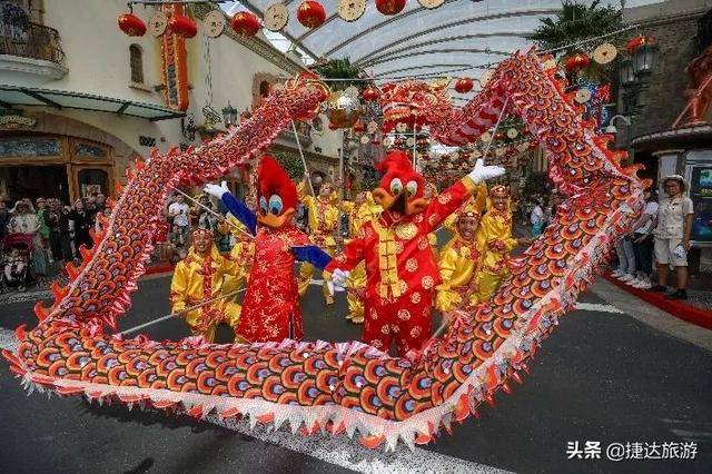 新加坡圣淘沙名胜世界将上演两场精彩绝伦的舞龙表演，喜迎鼠年