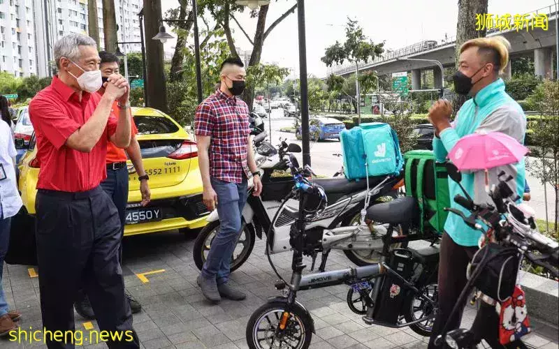 除夕访裕廊坊 李总理向服务人员拜早年