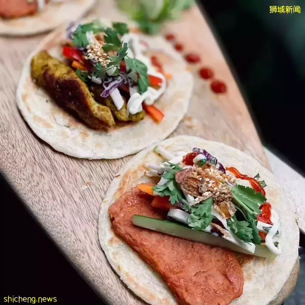 Shiba Roti自创新加坡版Taco🌮饼皮改用印度煎饼，丰富馅料加自制酱汁，一份下肚超满足✨ 