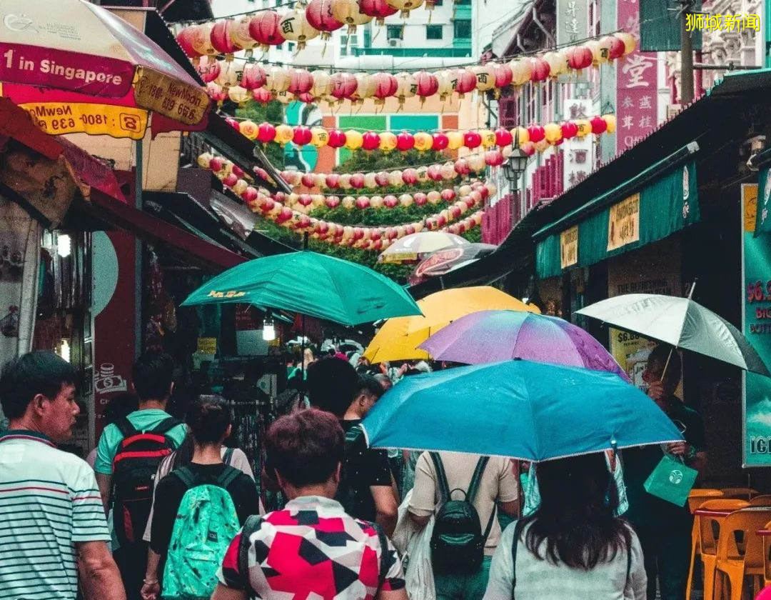 新加坡的雨季，过一会儿就彩虹斜挂，雨霁云销