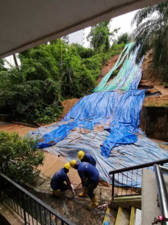 雨水哗啦啦   组屋旁斜坡泥土倾泻   居民好担心