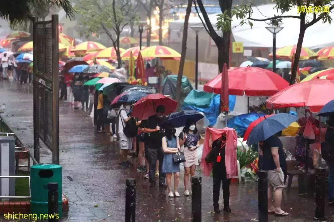 狂風大雨擋不住，讓新加坡人天沒亮就排隊的“開庫借紅包” 是什麽
