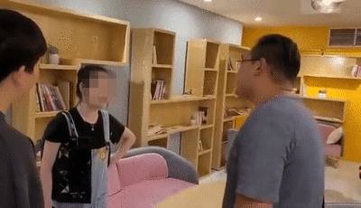 中国女留学生讨薪被掌掴、踢飞！唐人街爆发抗议游行！新加坡也有这种事吗