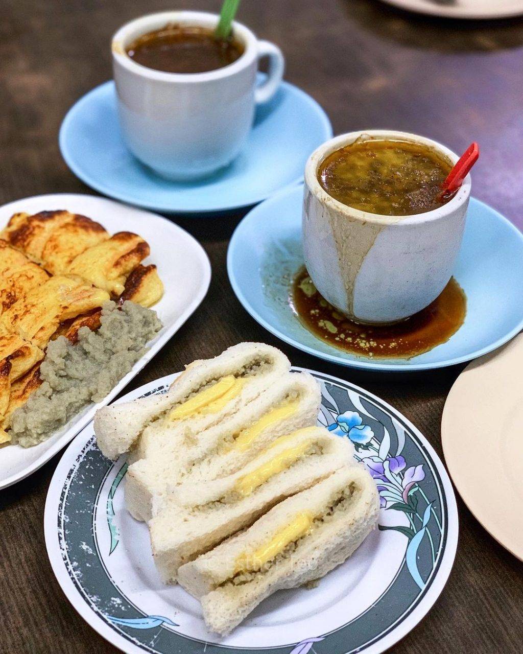 老字號古早味💯 新加坡經典咖啡店盤點！手工沖泡咖啡、炭烤面包飄散濃濃南洋風味😋 樸實版國民早餐