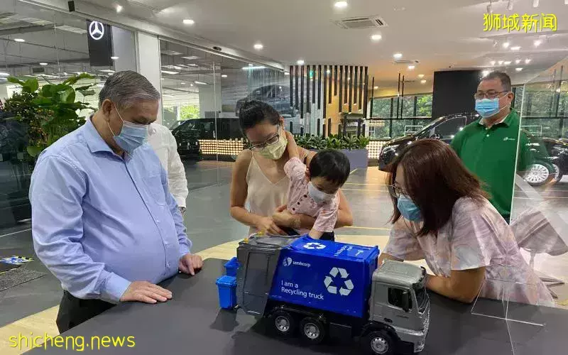 两岁儿独爱垃圾车 母带儿“追车”