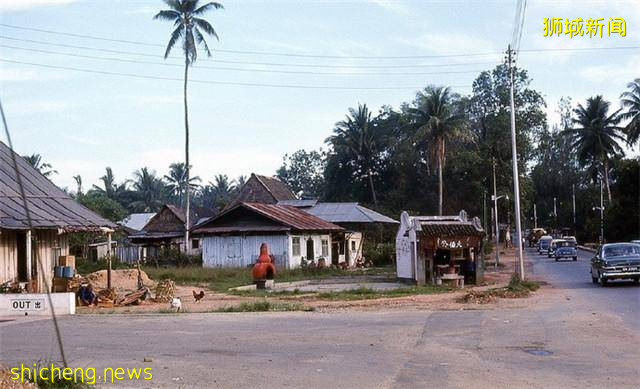 1967年的新加坡,被迫成独立国家,街道满地狼藉,过路市民一脸愁容