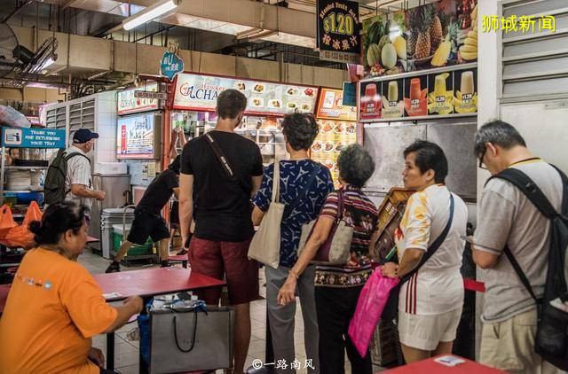 實拍新加坡人吃快餐的地方，看看物價怎樣，很多中國遊客也來排隊