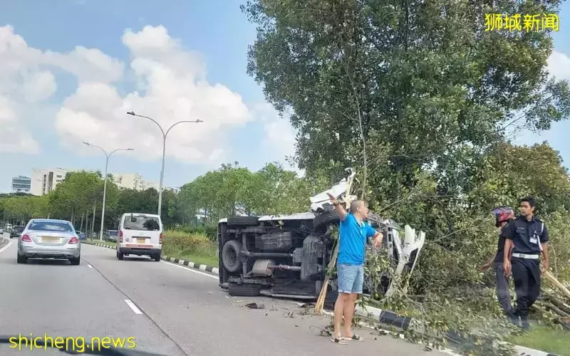 民防貨車翻覆 三人受傷送院