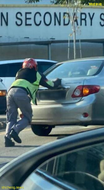 車輛在新加坡公路中央抛錨、無助！愛心騎士上演老漢推車！給力