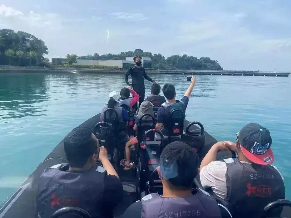 刺激！新加坡最酷的海上運動，1小時乘海軍飛艇遊5個島，感覺爽飛了