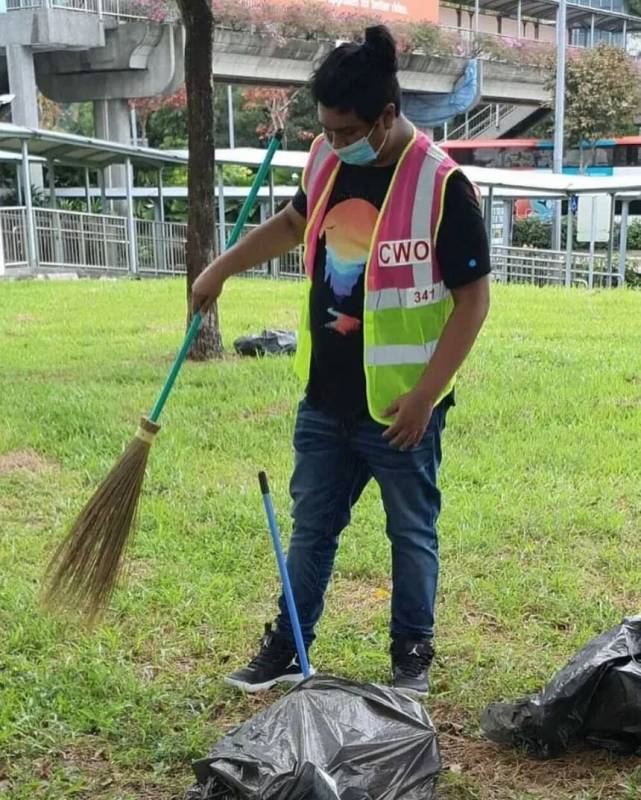 实拍！新加坡这个网红套上小马甲，沦落路边扫垃圾