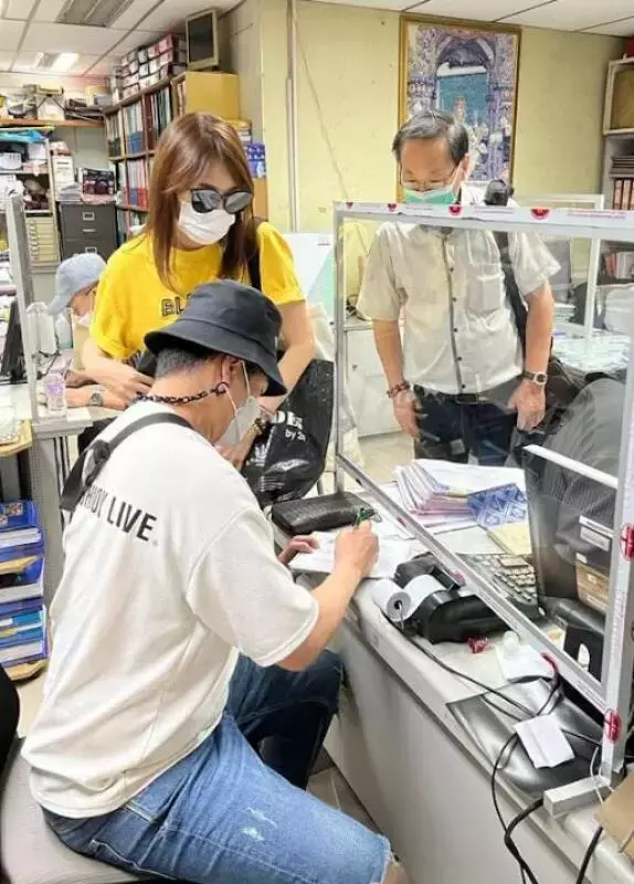 为信众飞泰包场 曹国辉代拜四面佛 