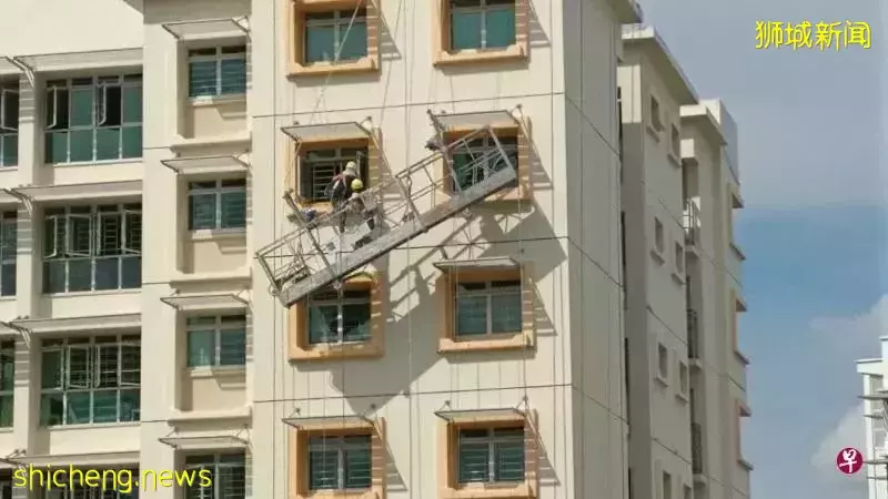 惊险！时隔一月，新加坡又发生吊架松脱悬空意外，客工爬墙自救