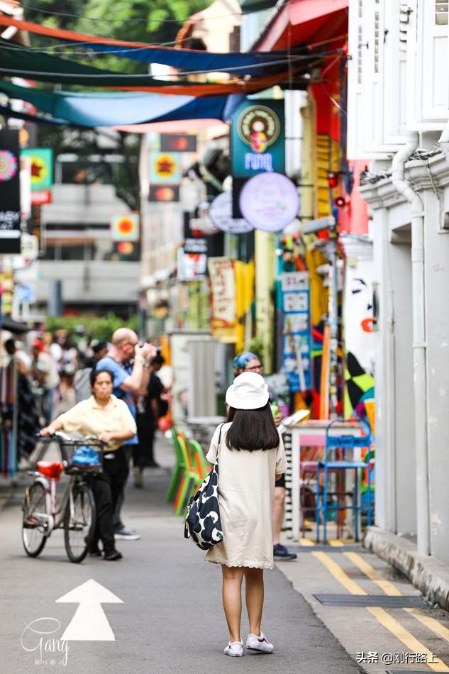 繁华的新加坡城市中心，一处五彩街道成了网红地标，吸引游人瞩目