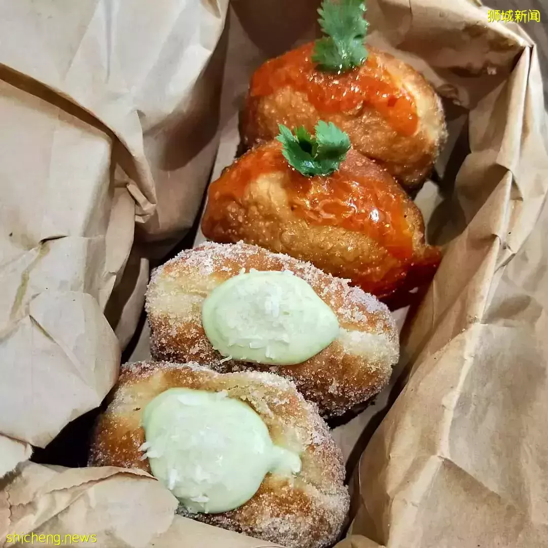 接好糖衣炮弹！盘点新加坡爆浆甜甜圈Bomboloni🍩圆圆鼓鼓外形、内馅满到流心😙 