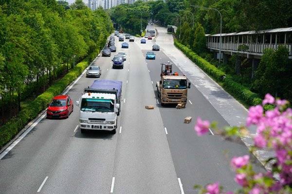 纸箱在大道拦路 好心司机停车移