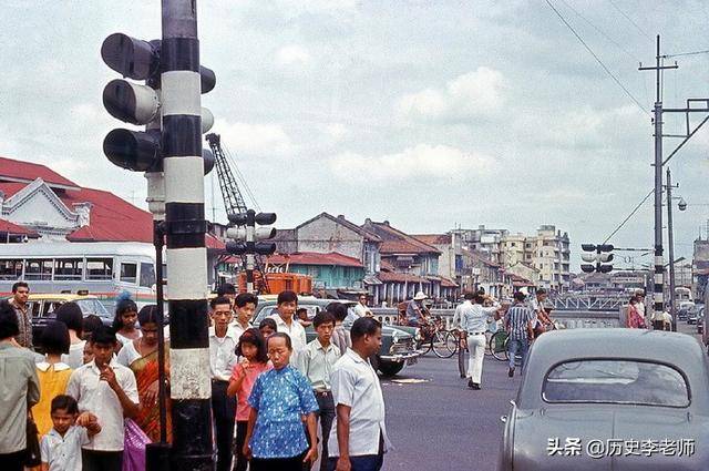 1965年的新加坡：刚被迫独立，李光耀满脸忧虑，英语列为官方语言 